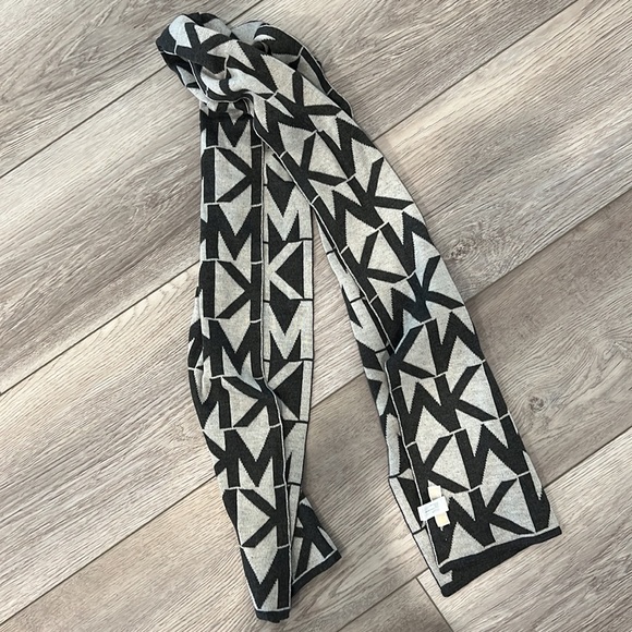 MICHAEL KORS Logo Scarf - Picture 5 of 6